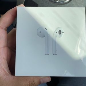 Airpods w. charging case.